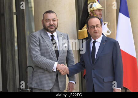 Parigi, Francia. Il 2 maggio, 2017. Il re del Marocco visite Francois Hollande a Elysee Palace. - 02/05/2017 - Francia / Parigi - il re del Marocco Mohammed VI, viene ricevuta presso il Palais de l'Elysee dal Presidente francese Francois Hollande, in presenza di Jacques Lang, Presidente dell'Institut du Monde Arabe. Credito: LE PICTORIUM/Alamy Live News Foto Stock