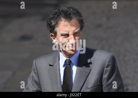 Parigi, Francia. Il 2 maggio, 2017. Il re del Marocco visite Francois Hollande a Elysee Palace. - 02/05/2017 - Francia / Parigi - il re del Marocco Mohammed VI, viene ricevuta presso il Palais de l'Elysee dal Presidente francese Francois Hollande, in presenza di Jacques Lang, Presidente dell'Institut du Monde Arabe. Credito: LE PICTORIUM/Alamy Live News Foto Stock