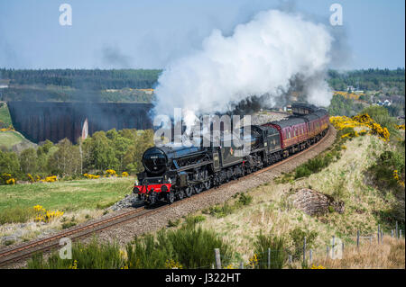 La Gran Bretagna X Tour vapore gode il cielo limpido come attraversa Culloden viadotto sulla Highland Linea principale a sud di Inverness. Il treno è trainato da motore 45212 e assistita da 62005, sarà salita Slochd Summit (1,315ft) nei Cairngorms, la più estenuante salita su tutta la rete ferroviaria prima di discendere attraverso Aviemore e continuando a sud di Glasgow. Foto Stock