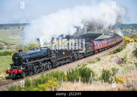 La Gran Bretagna X Tour vapore gode il cielo limpido come attraversa Culloden viadotto sulla Highland Linea principale a sud di Inverness. Il treno è trainato da motore 45212 e assistita da 62005, sarà salita Slochd Summit (1,315ft) nei Cairngorms, la più estenuante salita su tutta la rete ferroviaria prima di discendere attraverso Aviemore e continuando a sud di Glasgow. Foto Stock