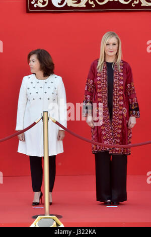 Marid, Spagna. Il 2 maggio, 2017. Cristina Cifuentes e Soraya Saenz de Santamaria alla celebrazione della Giornata della Comunità di Madrid al Real Casa de Correos, Madrid. 02/05/2017 Credit: Gtres Información más Comuniación on line,S.L./Alamy Live News Foto Stock