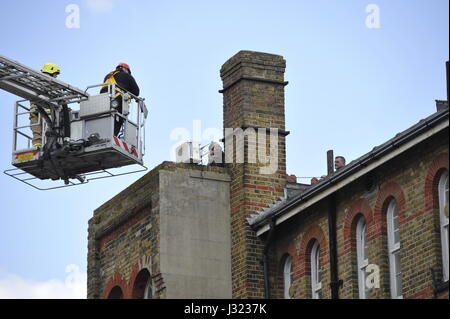 Brighton, Regno Unito. Il 2 maggio, 2017. Una squadra di vigili del fuoco cherry picker è utilizzato per cercare di denigrare la squatter sul tetto presso l'Università di Brighton Circus Street building . L'edificio fa parte di un progetto di rigenerazione nel centro della città ed è stata vuota per un mentre Credit: Simon Dack/Alamy Live News Foto Stock