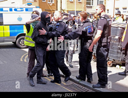 Brighton, Regno Unito. Il 2 maggio, 2017. Occupanti abusivi di fronte alle forze di polizia presso l'Università di Brighton Circus Street building . L'edificio fa parte di un progetto di rigenerazione nel centro della città ed è stata vuota per un mentre Credit: Simon Dack/Alamy Live News Foto Stock