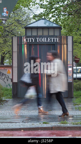 Berlino, Germania. Xii Apr, 2017. Vista di una città Toilette a Berlino, Germania, 12 aprile 2017. Foto: Jörg Carstensen/dpa/Alamy Live News Foto Stock