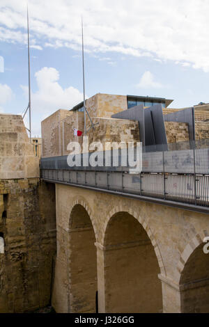 Una riprogettazione di La Valletta città storica Porta ingresso principale di mura di cinta capitale di Malta, dall'architetto italiano Renzo Piano, completato nel 2015. Foto Stock