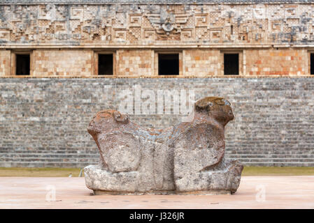 Vista ingrandita di una testa due jaguar statua in rovine maya di Uxmal, Messico Foto Stock