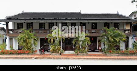 Luang Prabang, Laos-October 11, 2015: Sakkaline strada ospita molti francesi gli edifici coloniali - La maggior parte di loro adesso i siti commerciali- insieme con la vasta maj Foto Stock