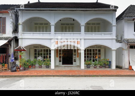 Luang Prabang, Laos-October 11, 2015: Sakkaline strada ospita molti francesi gli edifici coloniali - La maggior parte di loro adesso i siti commerciali- insieme con la vasta maj Foto Stock