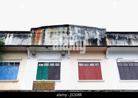 Luang Prabang, Laos-October 11, 2015: La città vecchia zona ospita molti francesi gli edifici coloniali - La maggior parte di loro adesso i siti commerciali- insieme con la vasta Foto Stock