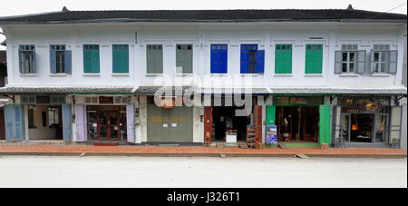 Luang Prabang, Laos-October 11, 2015: Sakkaline strada ospita molti francesi gli edifici coloniali - La maggior parte di loro adesso i siti commerciali- insieme con la vasta maj Foto Stock