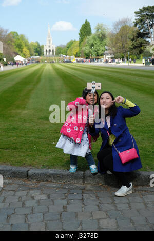 Asian turistica prendendo un selfie con sua figlia a Bruxelles a Laeken Foto Stock
