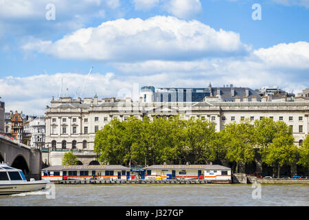 Scialuppa di salvataggio RNLI stazione presso la torre della stazione di salvataggio, la scialuppa di salvataggio del molo, Victoria Embankment, Westminster, London WC2 da Waterloo Ponte sul Fiume Tamigi Foto Stock