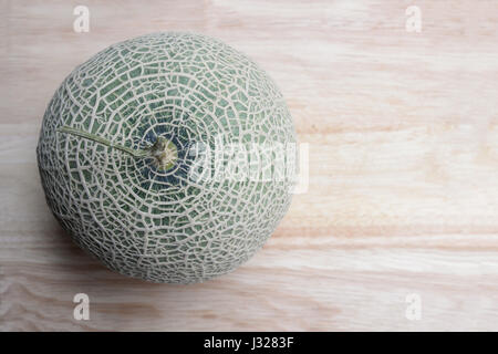 Verde fresco frutta melone Cantalupo , vista dall'alto sul tavolo di legno Foto Stock