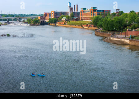 Columbus, Georgia, sul fiume Chattahoochee è una destinazione premier per urbano per il rafting e il kayak. (USA) Foto Stock