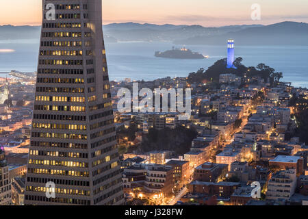 Crepuscolo sopra Telegraph Hill, Isola di Alcatraz e la baia di San Francisco dal quartiere finanziario. Foto Stock