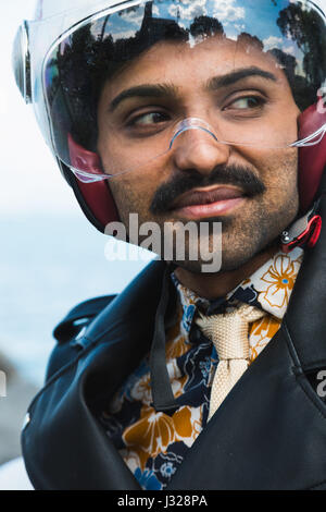 Bel uomo indiano che pongono in un contesto di vacanza. Street Moda e stile. Foto Stock