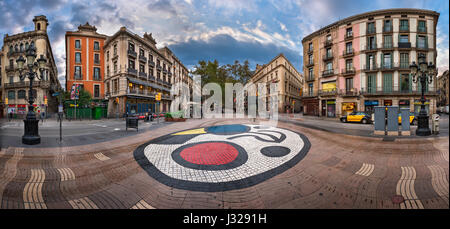 Barcellona, Spagna - 17 novembre 2014: Joan Miro il Pla de l'os mosaico nella Rambla di Barcellona, Spagna. Migliaia di persone a piedi ogni giorno sul mosaico, d Foto Stock