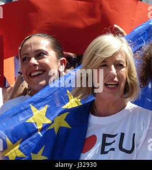 Roma, 9 maggio 2014 - Flash mob io amo UE . Il ministro Stefania Giannini sui gradini di Piazza di Spagna con decine di bambini e ragazzi per festeggiare l'Europa Foto Stock