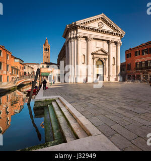 Venezia, Italia - Marzo 7, 2014: San Barnaba chiesa a Venezia, Italia. Una chiesa presso il sito fu costruito nel IX secolo e distrutta da un incendio nel 1105 un Foto Stock