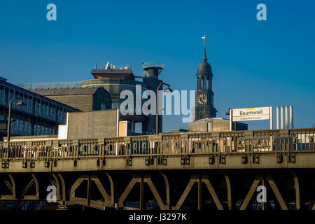 La stazione della metropolitana baumwall e chiesa 'Der michel', DI AMBURGO - punto di riferimento st. michaelis chiesa di Amburgo, Germania Foto Stock