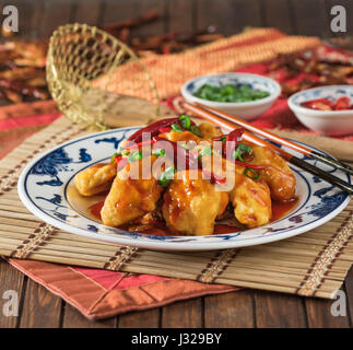 Petardo pollo. Piccante pollo fritto in un peperoncino Salsa. Cibo cinese. Foto Stock