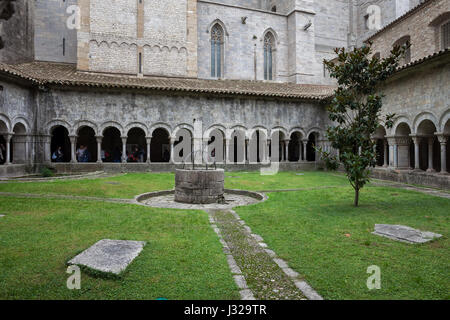 Chiostro Romanico della Cattedrale di Santa Maria di Girona a Girona, in Catalogna, Spagna Foto Stock