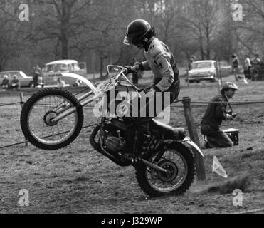 Un ciclista esegue un wheelie mentre competere in una motocicletta in caso di scrambling a Crawley nel Sussex, Inghilterra, il 18 aprile 1976. Foto Stock