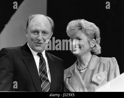 Neil Kinnock, leader del partito laburista e sua moglie Glenys in piedi sulla piattaforma alla conferenza del partito in Brighton, Inghilterra il 5 ottobre 1989. Foto Stock