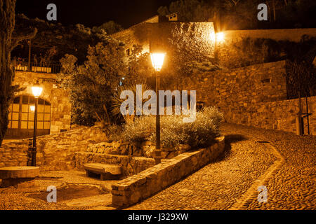 Tossa de Mar di notte, strada di ciottoli e piccola Piazza Città Vecchia (Vila Vella), in Costa Brava Catalogna, Spagna, Europa Foto Stock