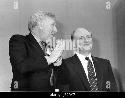 Roy Hattersley (sinistra), vice leader del partito laburista e Neil Kinnock, Leader, stand alla fine dei leader discorso alla conferenza di partito in Brighton, Inghilterra il 5 ottobre 1989. Foto Stock