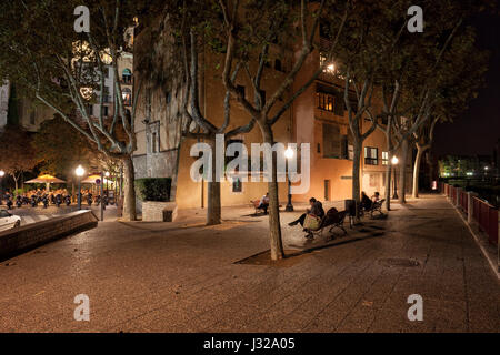 Città vecchia nella città di Girona a notte, piccola piazza con alberi e panchine, Catalogna, Spagna Foto Stock