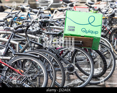 Quiqup bike bike courier nel centro di Londra. Quiqup è in concorrenza con Deliveroo e Uber mangia nel cibo competitivo mercato consegna a Londra Foto Stock