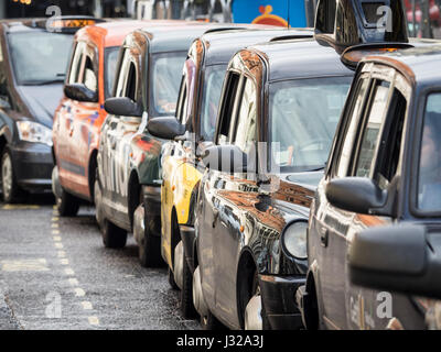 Londra taxi taxi neri in coda per i clienti vicino alla stazione di Liverpool Street nel centro di Londra. Foto Stock