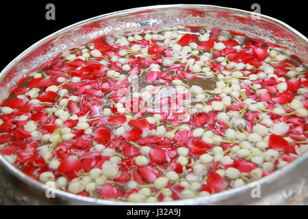 Gruppo di Thai ghirlanda di fiori e acqua con gelsomini e rose corolla nel recipiente isolato su sfondo bianco, utilizzare per il Songkran festival in Thailandia Foto Stock