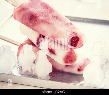In casa di yogurt alla fragola gelati su un vassoio d'argento con ghiaccio Foto Stock