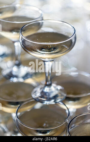 Champagne piramide sul caso, party o banchetti. Foto Stock