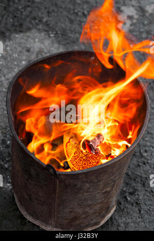 Joss cinese di masterizzazione di carta in fiamme Foto Stock