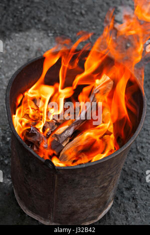 Joss cinese di masterizzazione di carta in fiamme Foto Stock