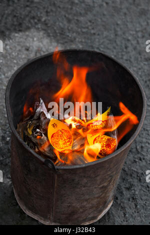 Joss cinese di masterizzazione di carta in fiamme Foto Stock