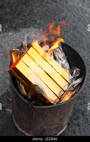 Joss cinese di masterizzazione di carta in fiamme Foto Stock