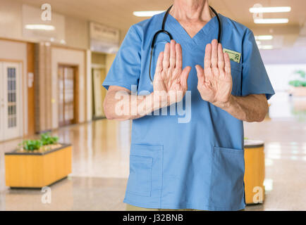 Dottore in frega all'interno di ospedale non ammissione per il trattamento - - sanità, salute concetto di assicurazione Foto Stock