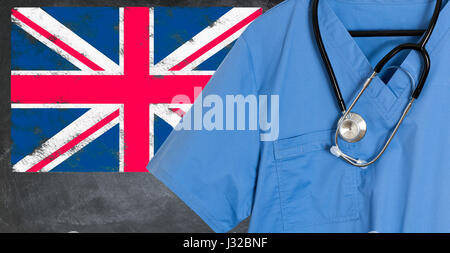 I medici scrubs e uno stetoscopio di fronte Union Jack flag. NHS healthcare UK, concetto medico Foto Stock
