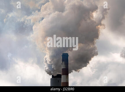 Fumo e inquinamento atmosferico dal camino di un American industiral Coal Fired power station, STATI UNITI D'AMERICA Foto Stock