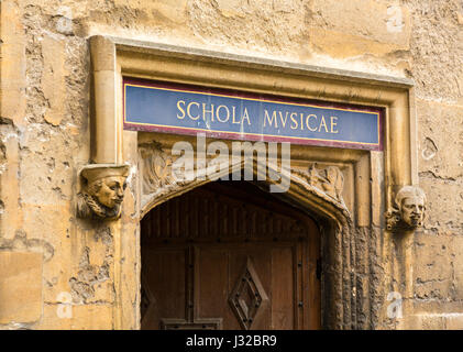 In legno intagliato porta in ingresso alla scuola di musica presso la Libreria di Bodleian università di Oxford, England, Regno Unito Foto Stock