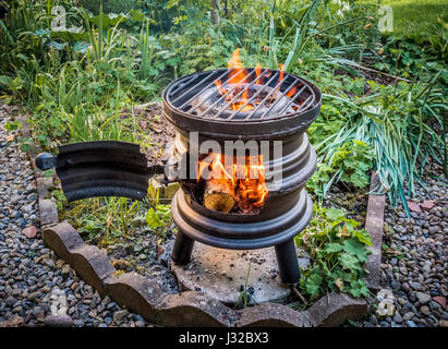 Riutilizzato ruote vettura trasformata in legna stufa barbecue Foto Stock