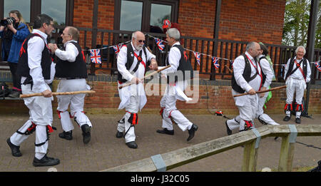 Ballerini Morris al Longwick Village Fete, Buckinghamshire, Regno Unito Foto Stock