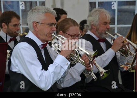 Uomini e una donna che suonano trombe in una band d'argento al Longwick Village Fete, Buckinghamshire, Regno Unito Foto Stock