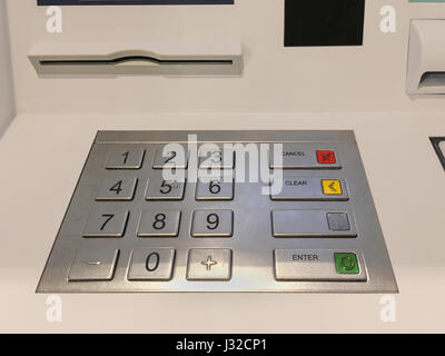 Pinpad metallico nella macchina ATM o terminale di pagamento. Foto Stock