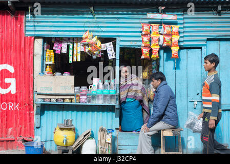 DARJEELING, India - 28 novembre 2016: negozio locale o bancarella vendendo snack e drink in Darjeeling, India Foto Stock
