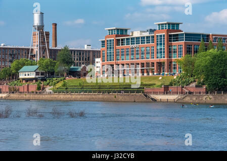 Columbus, Georgia iconici Water Tower, il mulino di pile e le Synovus headquarters building lungo il fiume Chattahoochee in Uptown di Columbus. Foto Stock